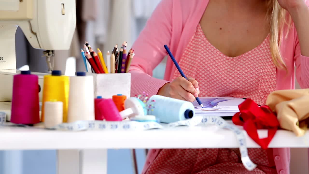 diseñador de moda dibujando ropa para mujeres