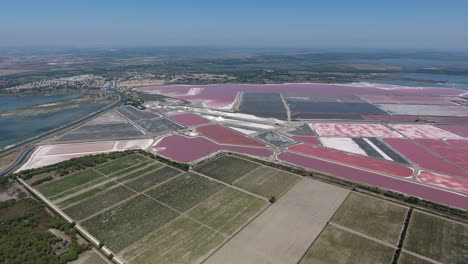 Vista-Aérea-Por-Drones-De-Las-Marchas-De-La-Sal-El-Agua-Subió-En-Aigues-mortes.-Camarga-Francia