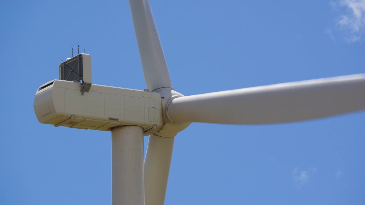 Primo piano di una turbina eolica che genera energia pulita