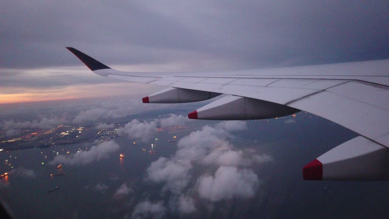 구름 위를 날아다니는 항공기의 날개