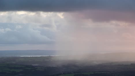 Tormenta-De-Lluvia-Que-Pasa-Por-El-Paisaje.-Timelapse-Del-Brillo-De-La-Luz-Del-Sol