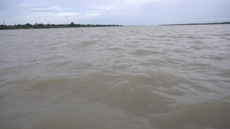 agua que fluye en el río ganges
