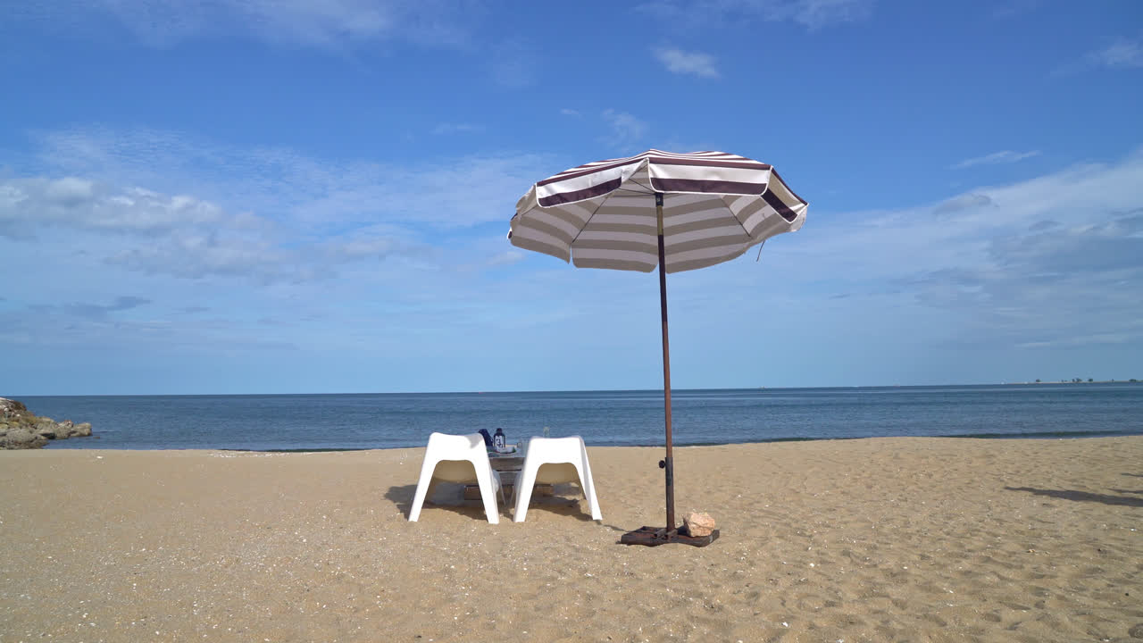 Patio vacío mesa y silla al aire libre en la playa con fondo de playa de mar