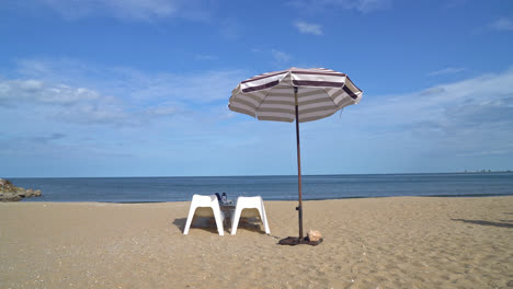 Leerer-Terrassentisch-Und-Stuhl-Im-Freien-Am-Strand-Mit-Seestrandhintergrund