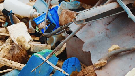 Inclínate-Hacia-Arriba-De-Una-Enorme-Pila-De-Basura-Plástica-Esparcida-En-La-Playa-Caribeña