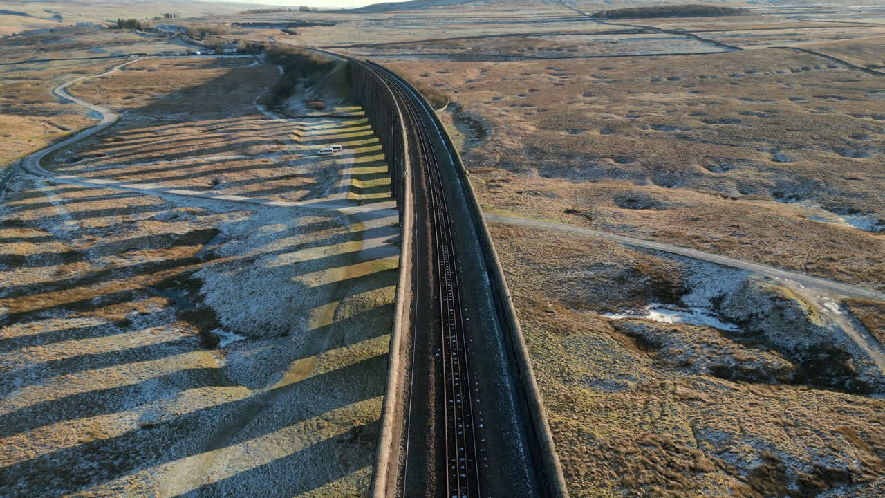 puente ferroviario sobrevuelo de la vía del tren al atardecer en invierno con largas sombras en el viaducto ribblehead