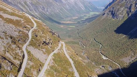 camino serpenteante entre las montañas - trollstigen, noruega