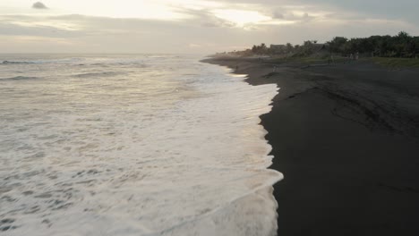 Puesta-De-Sol-Tranquila-En-La-Playa-De-El-Paredon-En-Guatemala---Toma-De-Drones