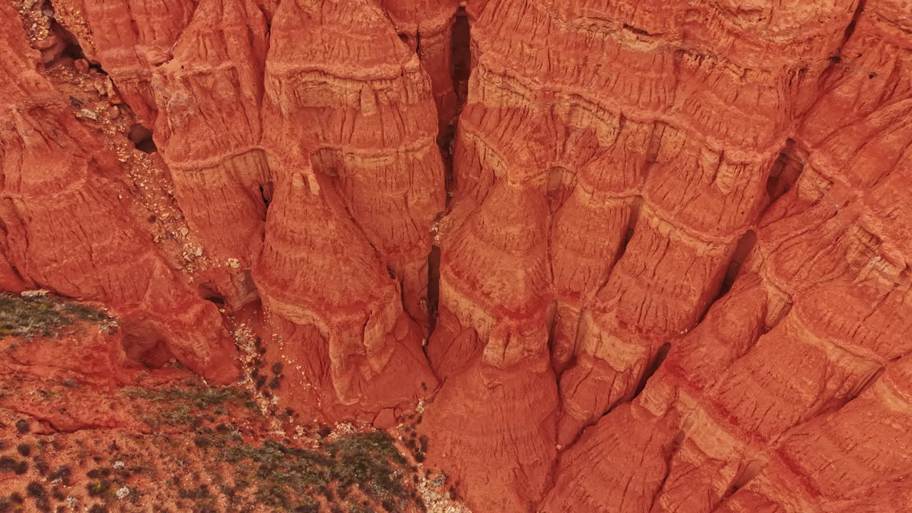 Vista sul canyon che mostra formazioni e texture rocciose in un paesaggio naturale durante le ore diurne.