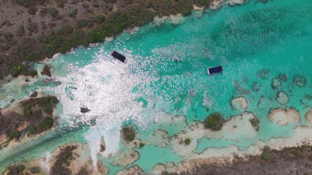 Panorama con drone di Los Rápidos nella Laguna dei Sette Colori, Messico.