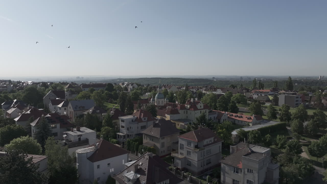 Güneşli bir günde Prag, Çek Cumhuriyeti'nin sakin tarihi yerleşim bölgesi Bílá Hora'nın drone çekimi.