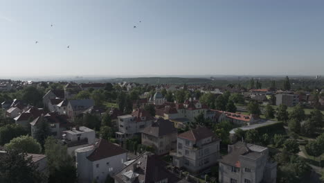 Toma-De-Drones-De-Bílá-Hora,-Tranquilo-Barrio-Residencial-Histórico-De-Praga,-República-Checa-En-Un-Día-Soleado