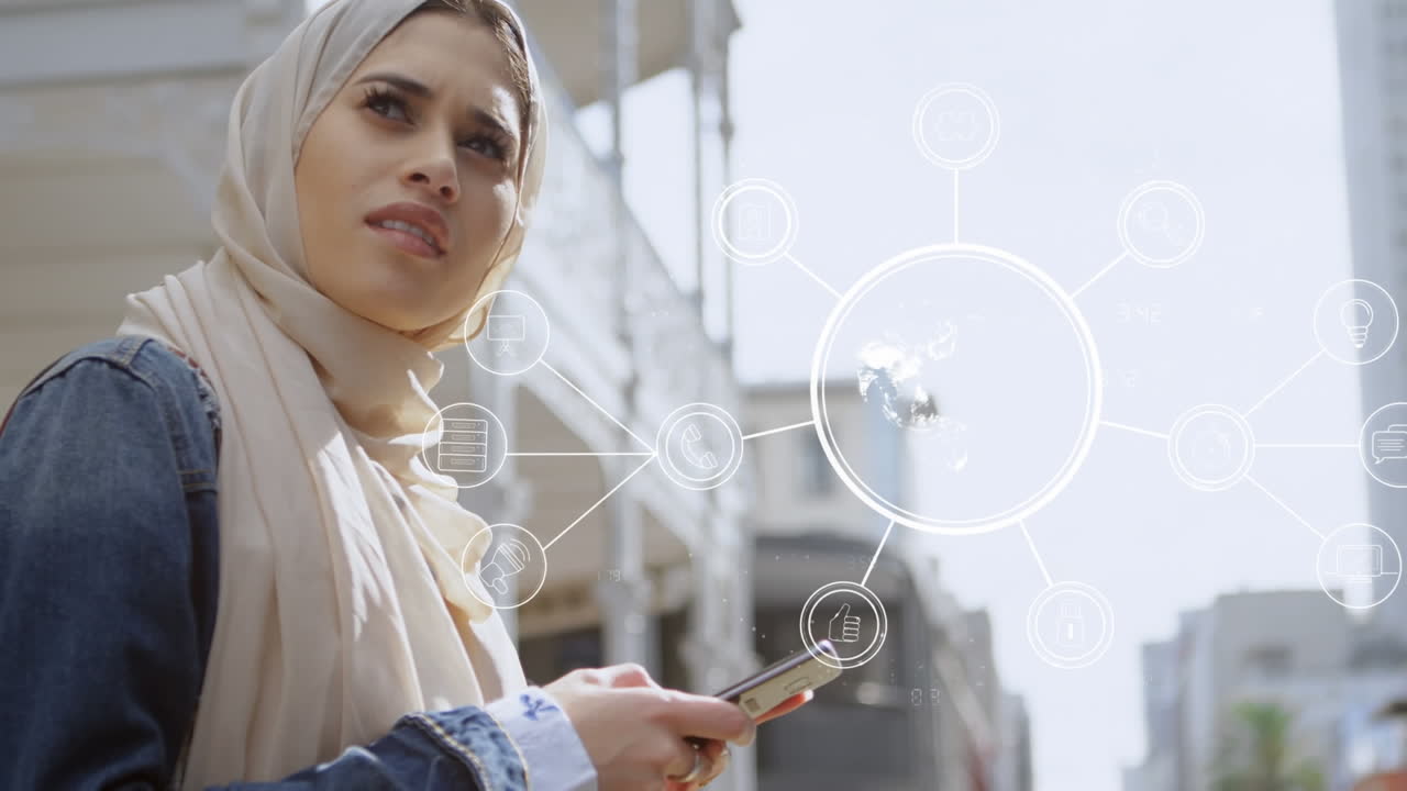Akıllı telefon kullanan başörtülü bir kadının önünde, dönen bir kürenin üzerindeki bağlantı ağı simgeleri.