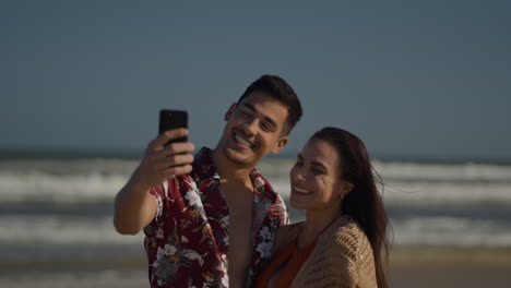 Couple-smiling-at-the-beach