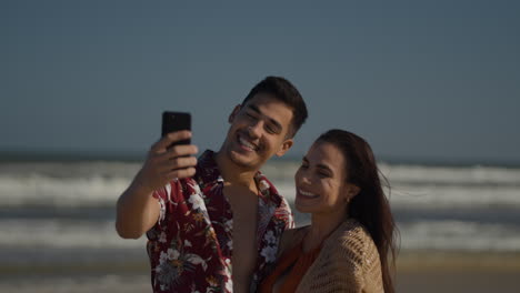 una pareja sonriendo en la playa.