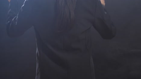 흑인 스튜디오에서 지이를 들고 움직이는 뒷모습의 가까운 지휘자