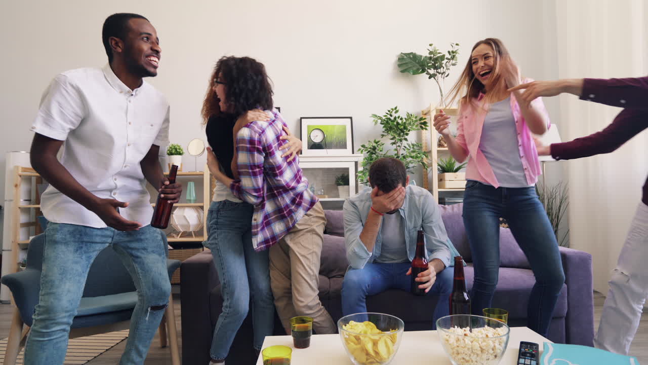 친구들이 집에서 축하하고 있습니다.