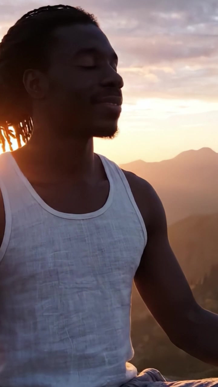 Un momento sereno di meditazione all'alba: Abbracciare la pace interiore e la tranquillità in un maestoso paesaggio montano.