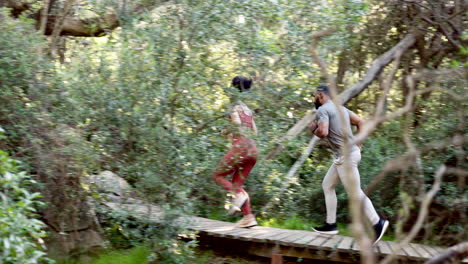 , pareja y puente corriendo al aire libre en un parque