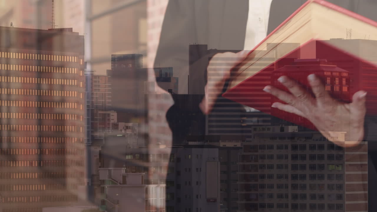 hombre de negocios estrechando la mano con una abogada sosteniendo un libro de leyes, sobre el paisaje urbano