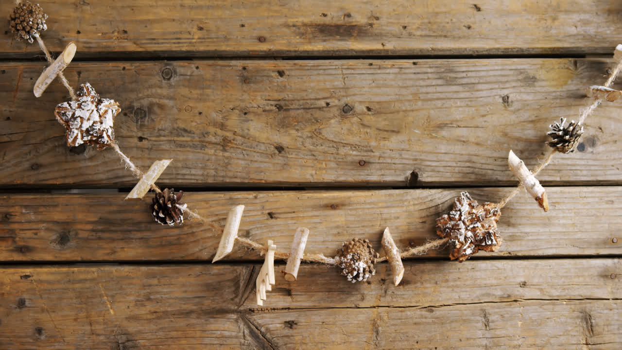 나무 배경 4k에 대한 가닥에 크리스마스 장식