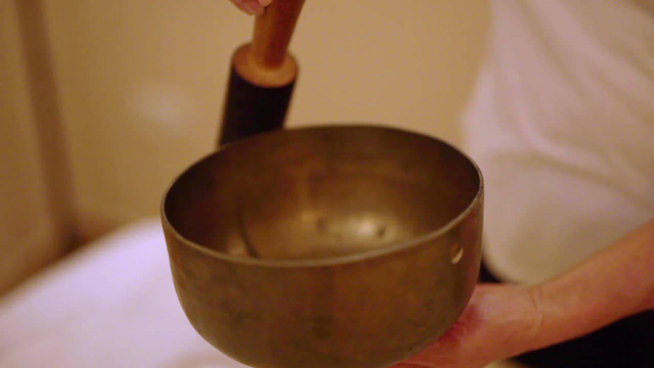 terapia de sanación con sonido cuenco tibetano mazo meditación