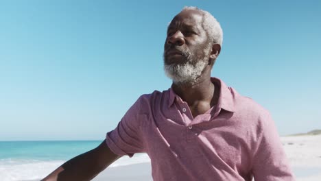 hombre mayor pensativo en la playa
