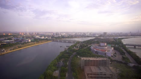 Timelapse-Del-Río-Taedong-En-Un-Día-Soleado-En-La-Capital-De-Corea-Del-Norte,-Pyongyang