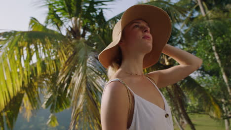 hermosa mujer de vacaciones mirando la vista panorámica de los trópicos con sombrero disfrutando de las exóticas vacaciones de verano 4k