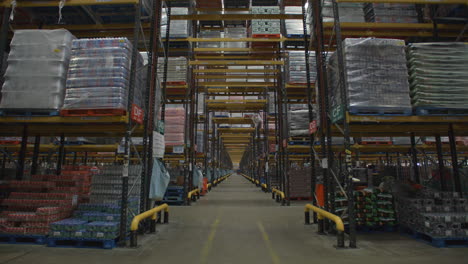 actividad en vista de larga perspectiva del almacén, filmado en r3d