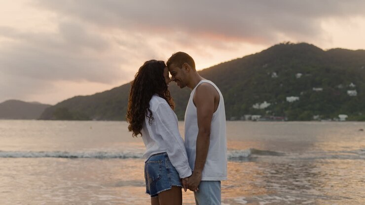 Couple amoureux tenant par la main