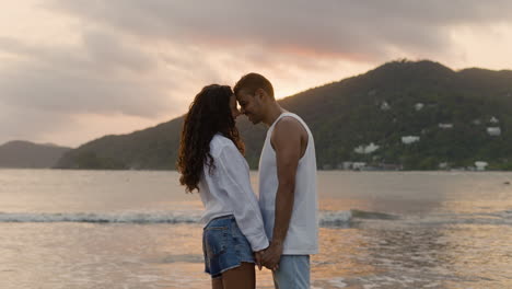 una pareja enamorada tomados de la mano.