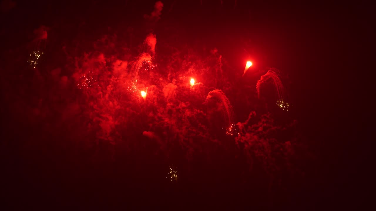 깊은 검은 배경 하늘에 실제 불꽃놀이, 아름다운 다채로운 불꽃놀이는 밤에 반이는 디스플레이, 실시간 4k 영상.