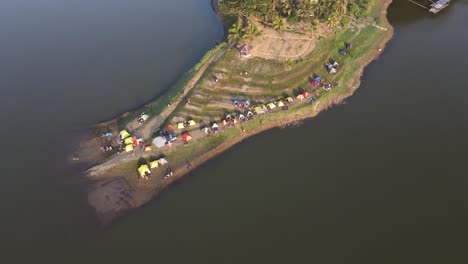 vista aérea, un camping muy hermoso en el borde del embalse sermo, kulon progo, yogayakarta