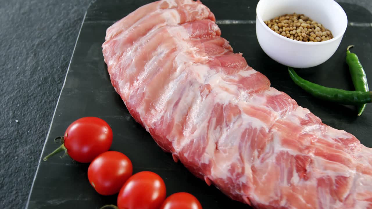costillas de carne y ingredientes en el tablero