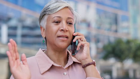 Mujer-Mayor,-Rostro-Y-Llamada-Telefónica-En-La-Ciudad