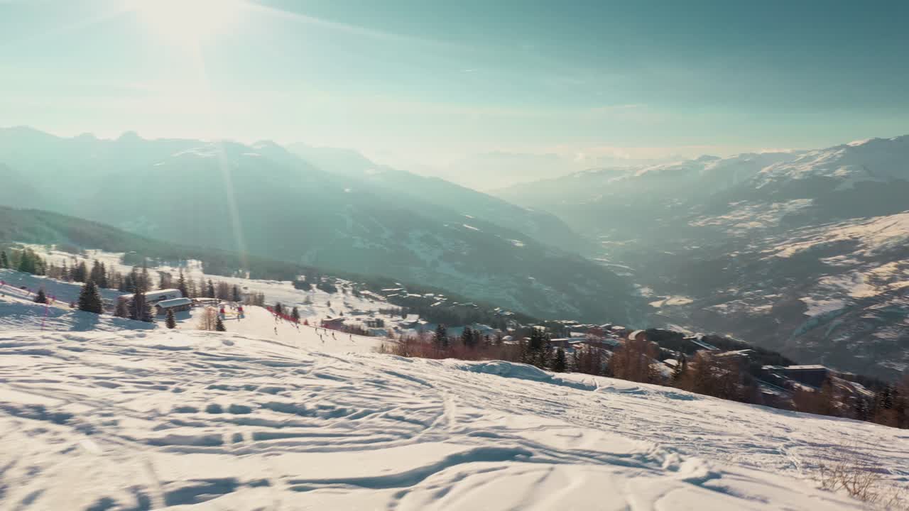 hermosa cabaña de madera en la pista de esquí de montaña cubierta de nieve, revelación aérea de 4k