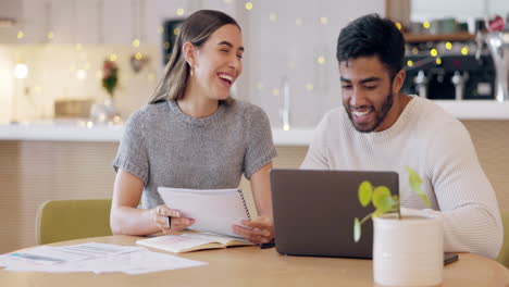 Laptop,-Lachen-Und-Fröhliches-Teamgespräch