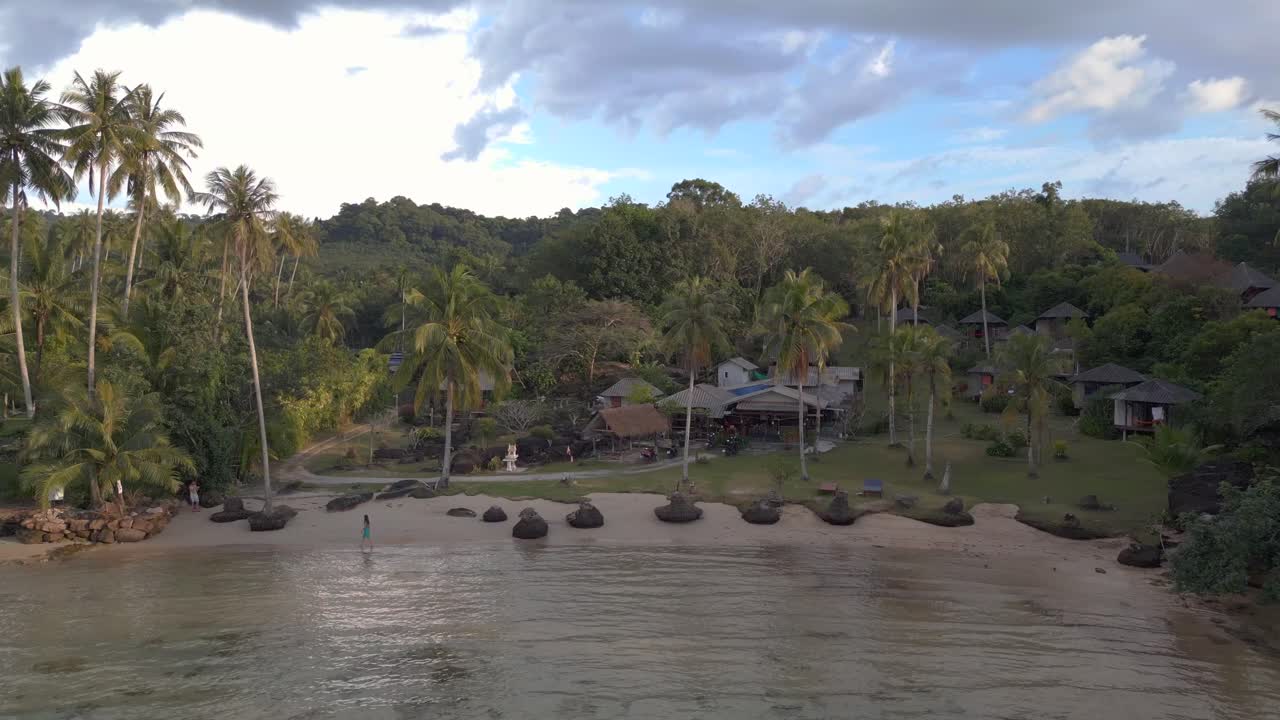 hotel resort con cabañas privadas directamente en la playa