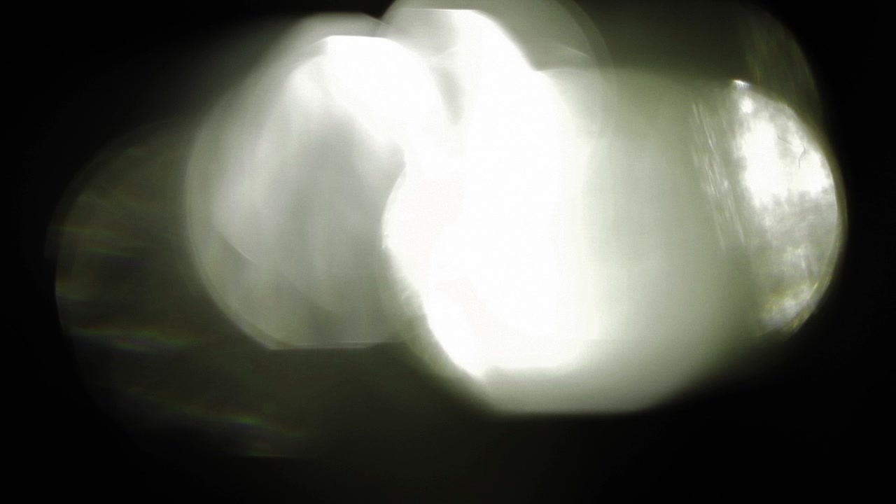 Sobreposição de Vazamentos de Luz Cinematográficos e Flares Ópticos em Fundo Preto