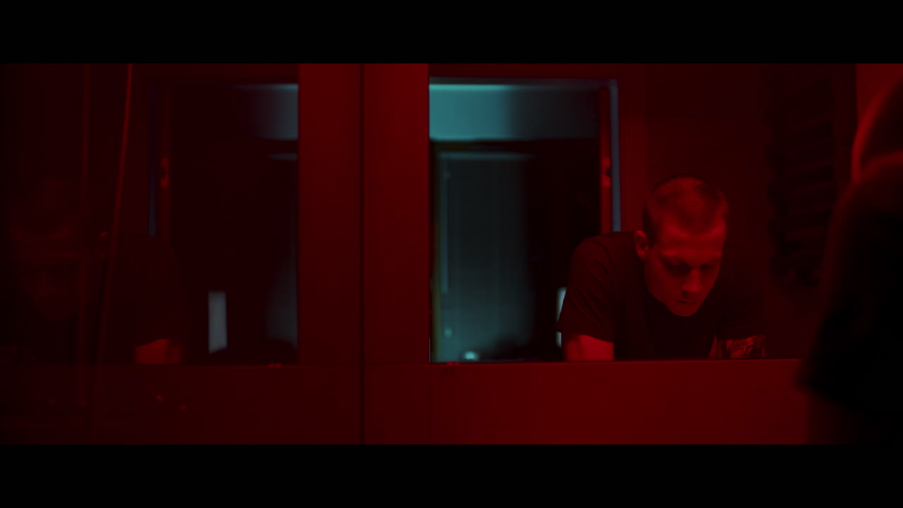 hombre en una habitación oscura