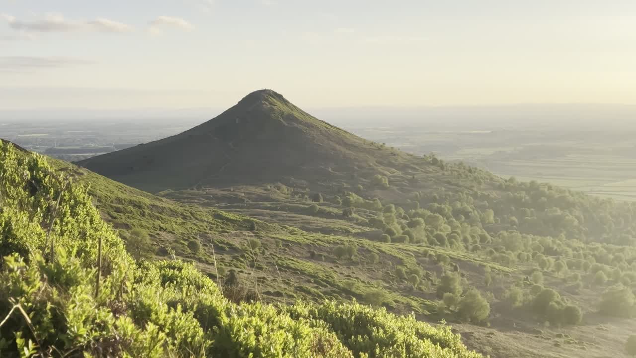 Bukit ikonik Roseberry Topping selama golden hour dengan matahari terbenam - Great Ayton, North Yorkshire [perbesaran x2]