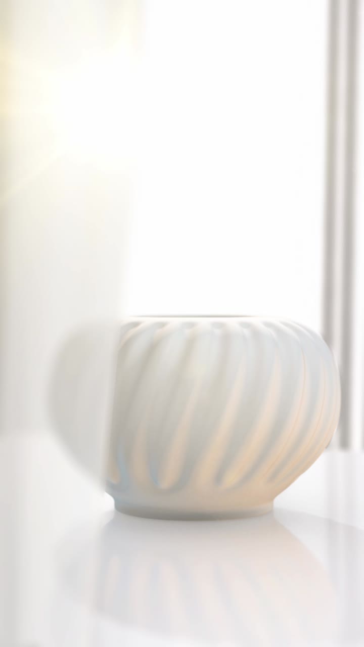 Bol en céramique blanche minimaliste sur surface réfléchissante