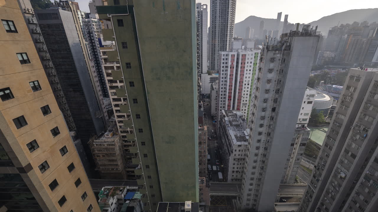 Vista aérea de edificios densos de la ciudad y tráfico callejero