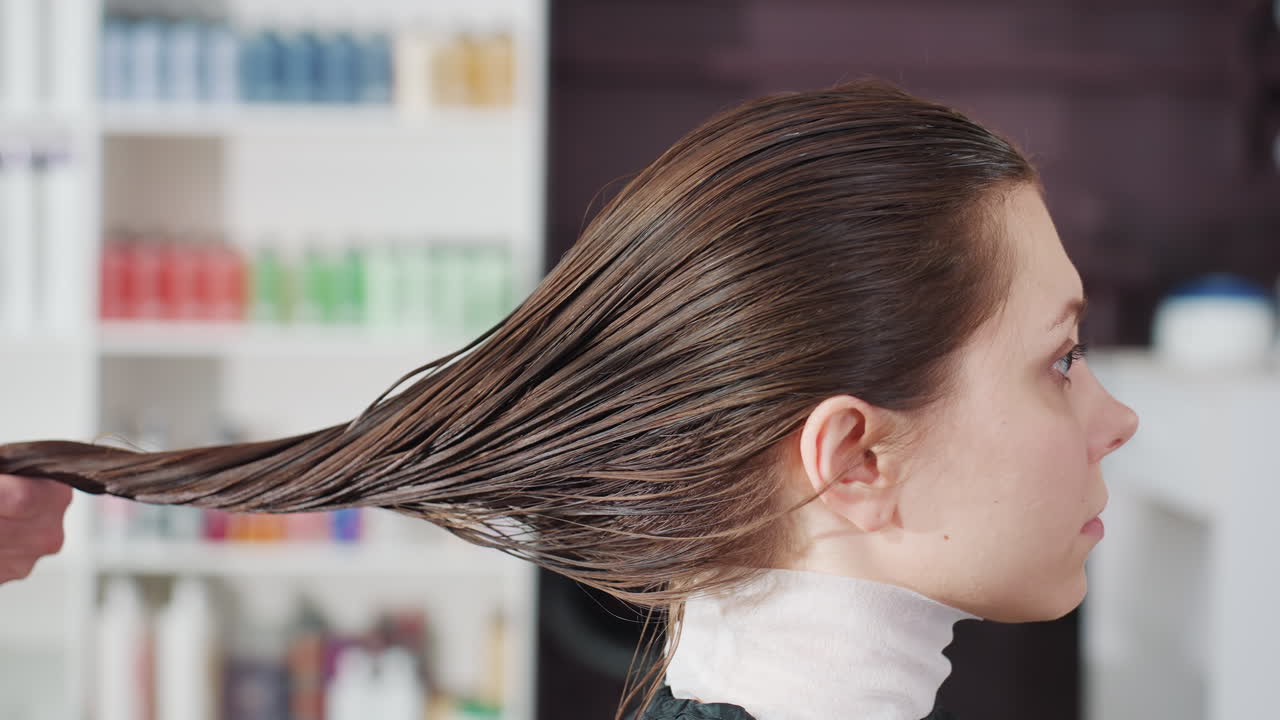 스타일링 세션을 위해 머리카락을 준비하기: 최종 스타일링 디자인을 위해 머리카락을 정돈하는 단계별 과정으로, 스타일링 적용 전에 머리카락 준비 및 정돈과 관련된 절차적 과정이에요.