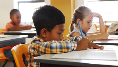 Niños-De-La-Escuela-Estudiando-En-El-Aula