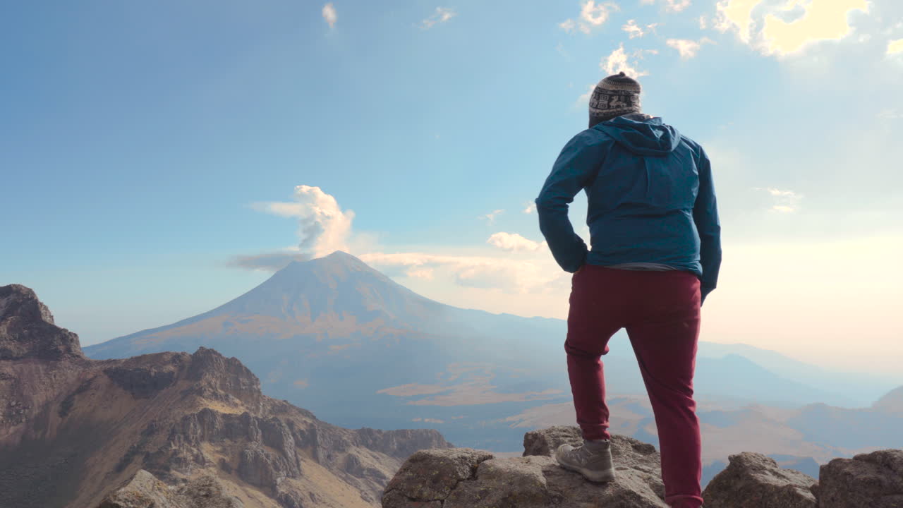 excursionista de hombres mirando el volcán humeante