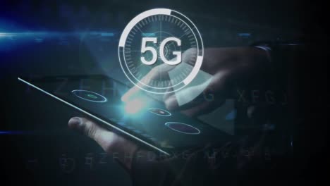 5g mostrado en un círculo con una persona que usa la tableta en el fondo