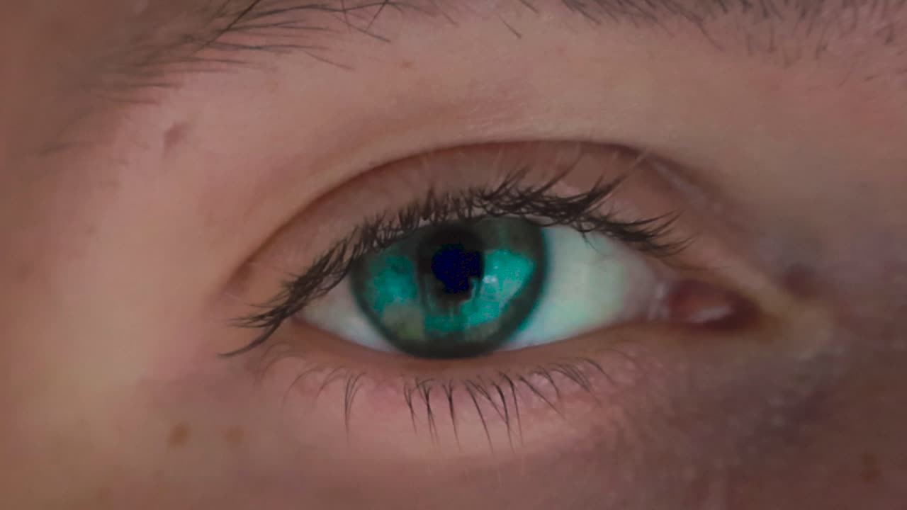 imágenes de un ojo de primer plano con hermosos colores y parpadeando en cámara lenta en 4k