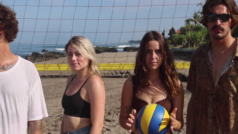 amigos mirando la cámara en la playa.